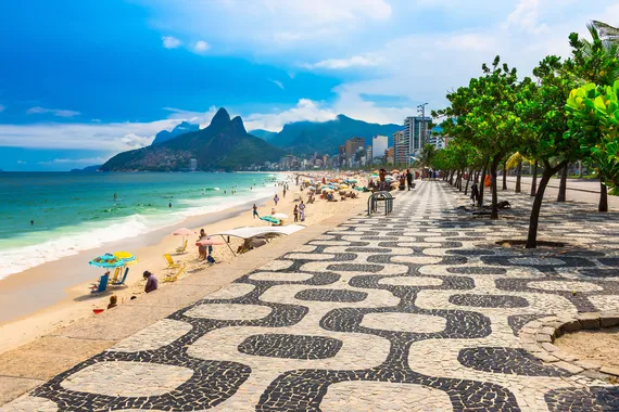 Calçadão da praia de Ipanema com mar ao fundo