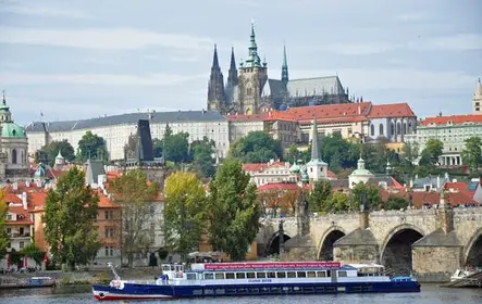 O melhor de Praga a pé e de ônibus com cruzeiro fluvial e Castelo de Praga