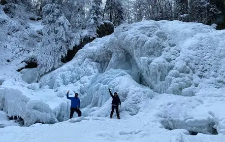 Diversión en la cascada de invierno de Barbara Falls