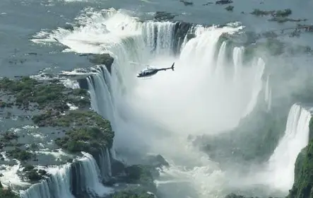 Voo panorâmico de helicóptero nas Cataratas do Iguaçu