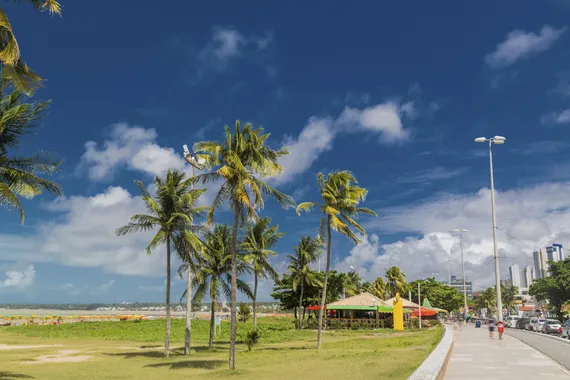 Dia ensolarado no calçadão da praia de João Pessoa