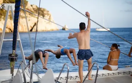 Passeio de barco e ancoragem nas enseadas de Altea com almoço