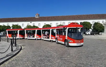 Faro entra e sai do comboio turístico