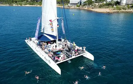 Experiência de catamarã de dia inteiro em Cambrils