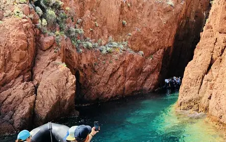 Viaje en barco y snorkel a Esterel Calanques desde Cannes